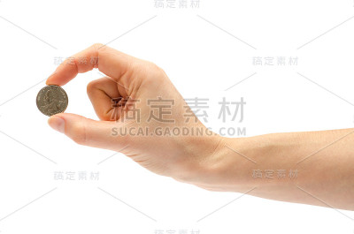 手持硬币的年轻女孩的手。