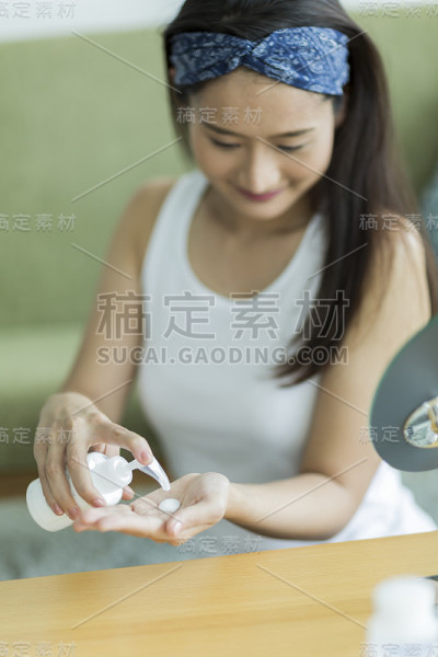 年轻女子护理皮肤