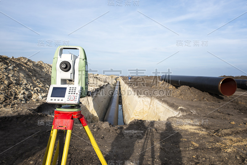 管道施工中测量GPS系统设备。土建工程师测量坐标，以精确地铺设管道在地面上的气体分配。