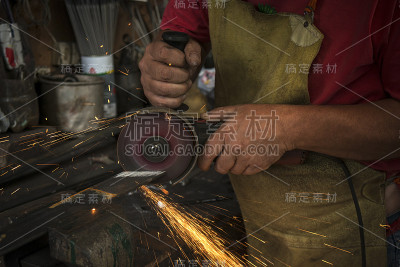 工人减少铁
