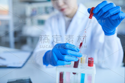 不认识的女人正在开发药物