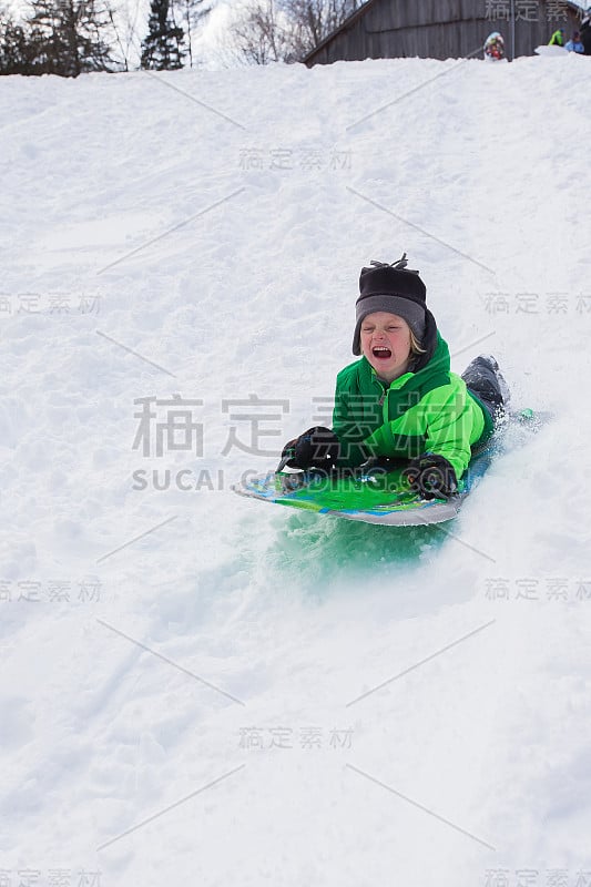 男孩们骑着雪橇，在雪地上滑行