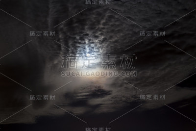 云彩中闪耀的月亮