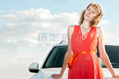 漂亮的年轻女人和车。