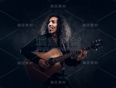 有吸引力的中年男子的肖像与原声吉他