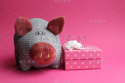 静物玩具灰粉圆点猪