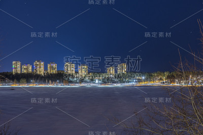卢莱克罗南地区的高大住宅楼拍摄了一个星光灿烂的冬夜