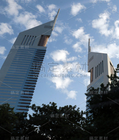 令人惊叹的阿联酋塔，双子摩天大楼。从Sheikh Zayed路，住宅和商业天际线，迪拜，阿联酋