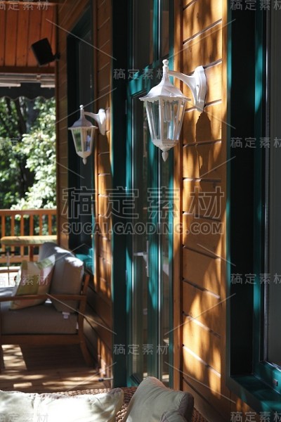 漂亮的小屋门有两盏灯