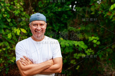 英俊的男人在户外