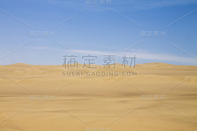 秘鲁蓝天下的伊卡沙丘