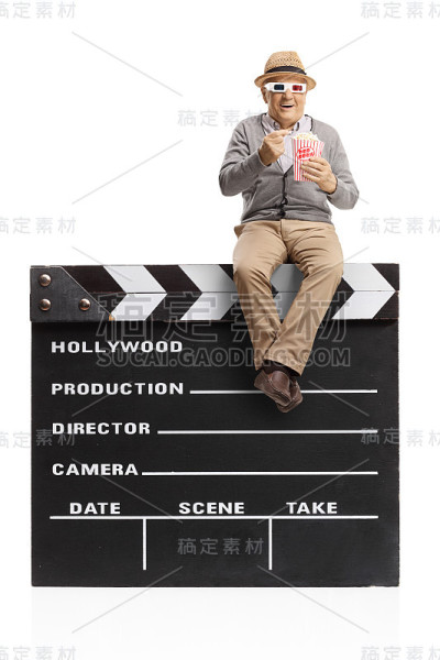 一位戴着3d眼镜的老人坐在电影拍板上吃爆米花