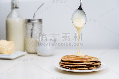 酸奶油或炼乳煎饼倒在包上
