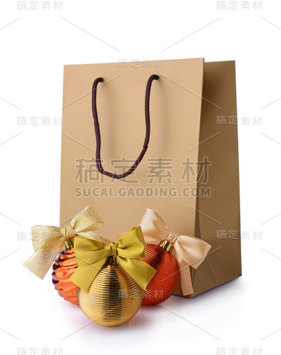 金色的礼品袋和圣诞装饰品