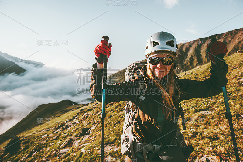 女人登山旅行健康的生活方式冒险的概念积极的暑假户外积极的情绪