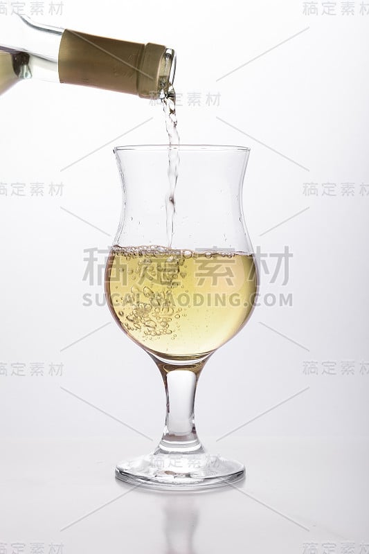 倒入玻璃杯中的白葡萄酒