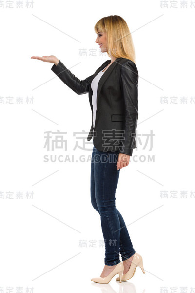 穿正装的年轻人是展示。侧视图。