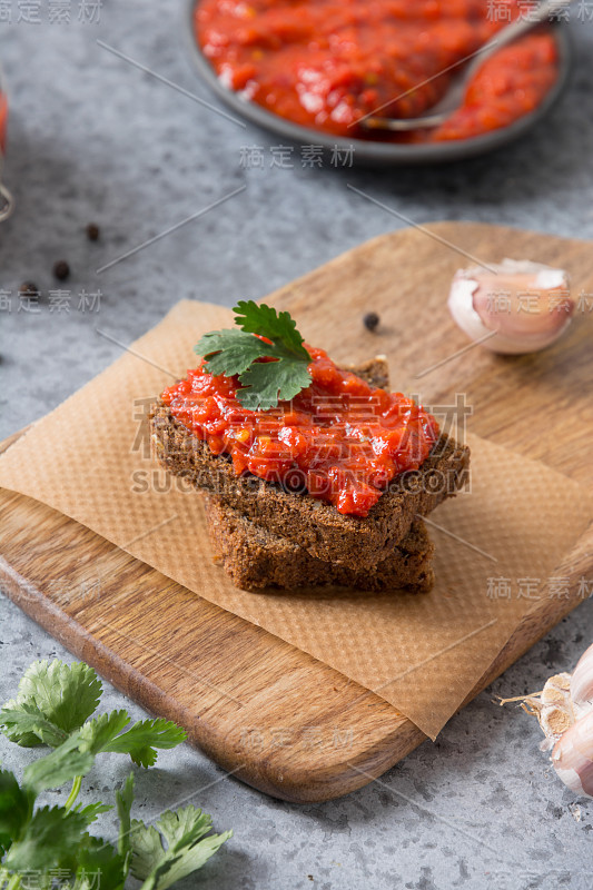 一片黑麦面包和ajvar。蔬菜酱烤红甜椒灰。巴尔干半岛的菜。