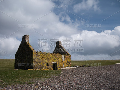 位于英国苏格兰设得兰群岛北梅因斯坦尼斯卵石滩上的一所废弃的克罗夫特或农舍