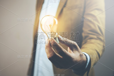 想法或灯泡在人的手上