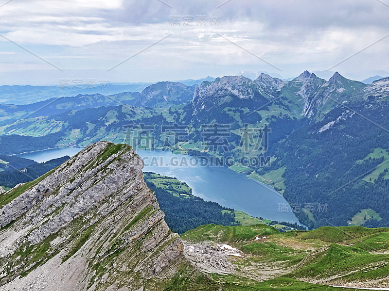 瑞士施维茨的内塔尔州瓦格达尔(Waegitalersee)山谷的瓦格达尔湖(Waegitalerse