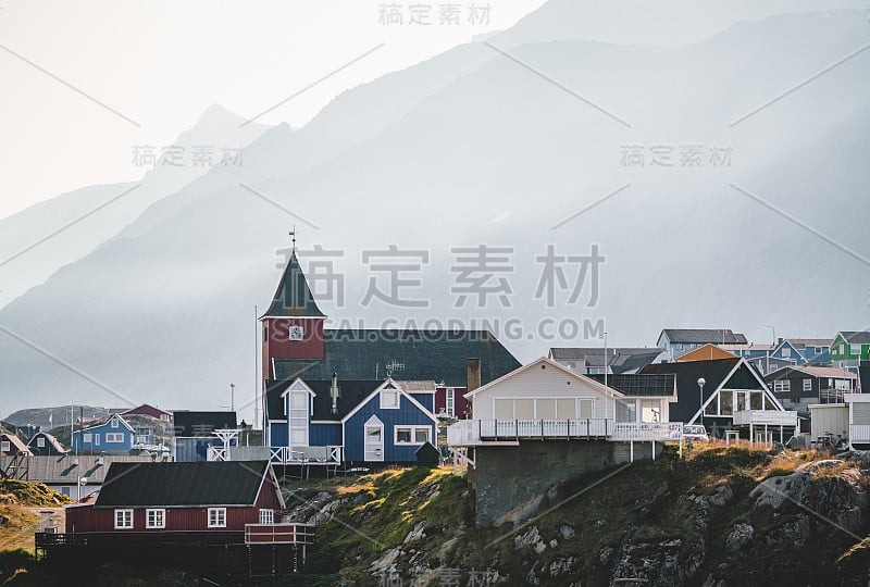 格陵兰岛，卡卡塔市，又名霍尔斯泰斯堡，色彩缤纷的北极小镇Sisimiut。格陵兰岛第二大城市。港区概