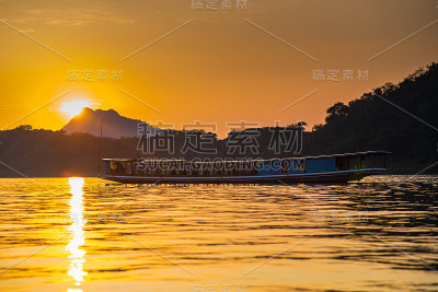 琅勃拉邦湄公河上的游船