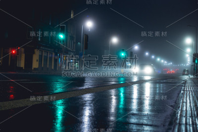 雨后的夜里孤独的车