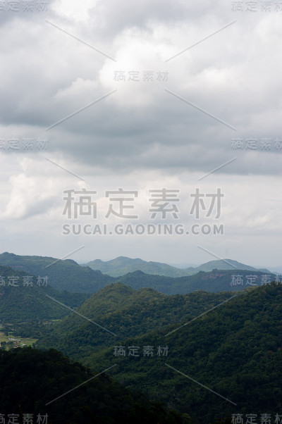 山区和天空在雨季和自然美景