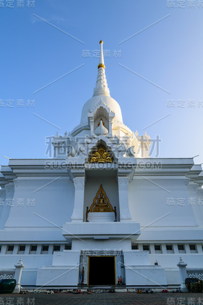 泰国寺庙里的白塔和佛像