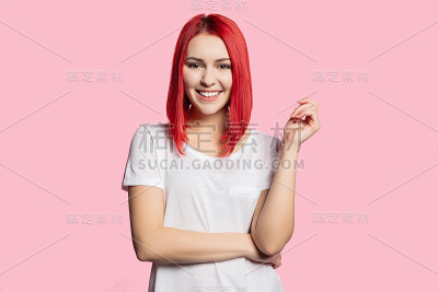 穿白衬衫的粉红头发女孩