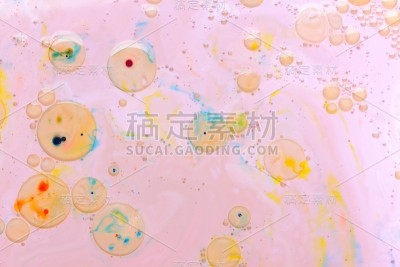 抽象的彩色背景上的液体用油，彩色的油滴在粉红色的背景上，宇宙全息图案，极简主义，波普艺术纹理为设计师