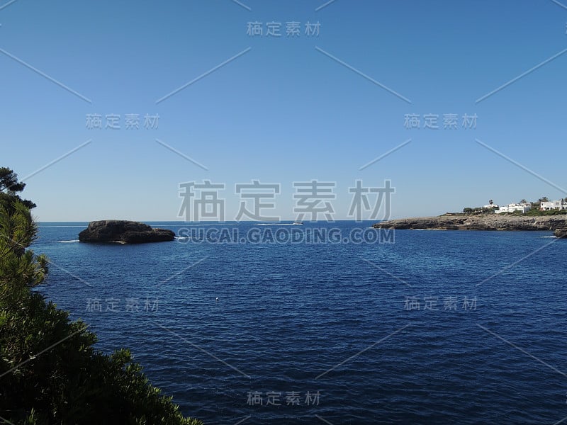 金岛附近的岩石海岸