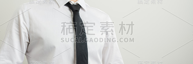 商人上身白色衬衫和黑色领带