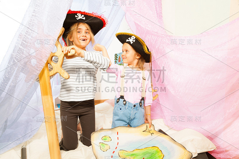 穿着海盗服装的有趣女孩在掌舵