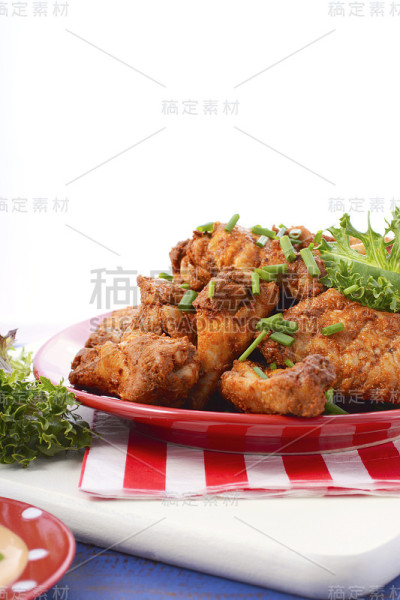 烧烤配辣鸡翅。