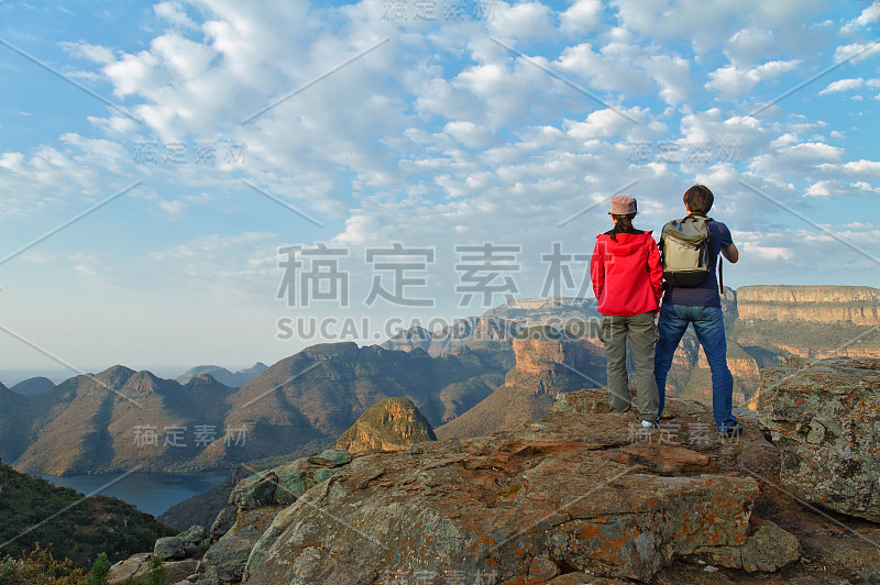 一对夫妇在南非徒步旅行