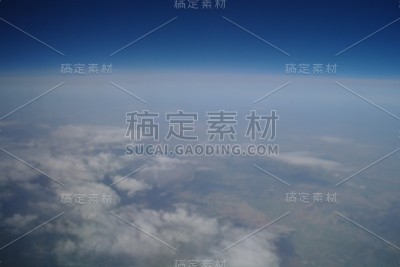 从飞机窗口看云和地球