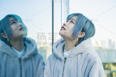 年轻女人和她的倒影