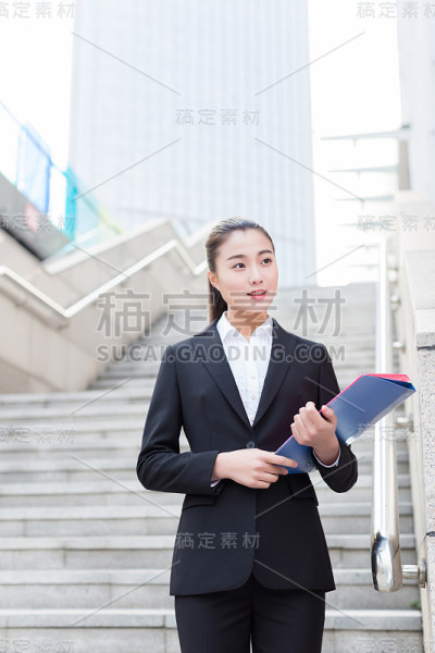 拿着文件夹的女职员，商业女性