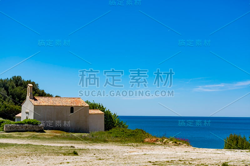 清澈湛蓝的地中海海水，位于法国普罗旺斯的St.Croix Martigues海滩