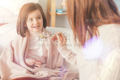 细心的女人在喂她的孩子