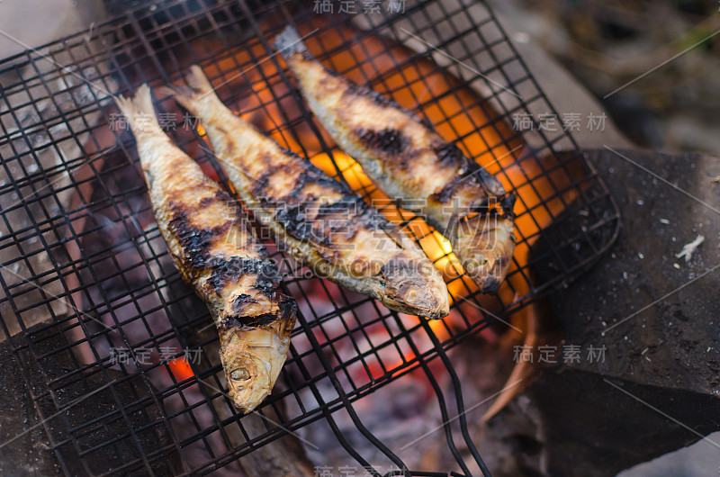 在红煤上烧烤干鱼。这是越南沿海地区最受欢迎的食物之一