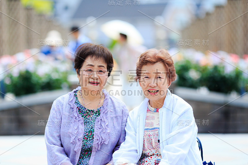 花田和老年妇女