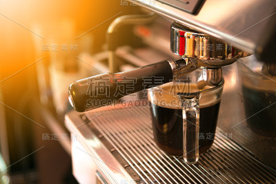 咖啡机在咖啡店里煮咖啡。