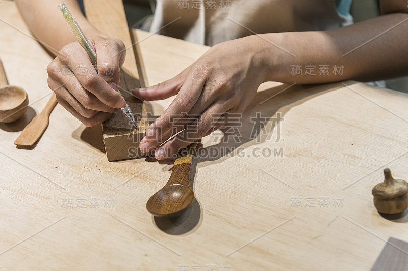 妇女在家做木工，木制品的概念