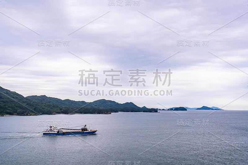 蓝绿色的蛤海洋海景岛与海水为和平的度假旅游概念