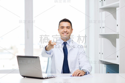 在办公室微笑的医生用手指着你
