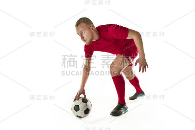 职业足球运动员与球孤立的白色背景