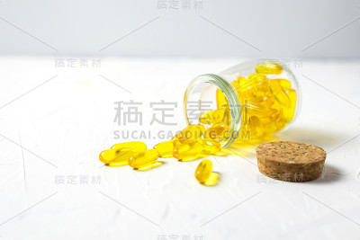 装有黄色药片的玻璃瓶